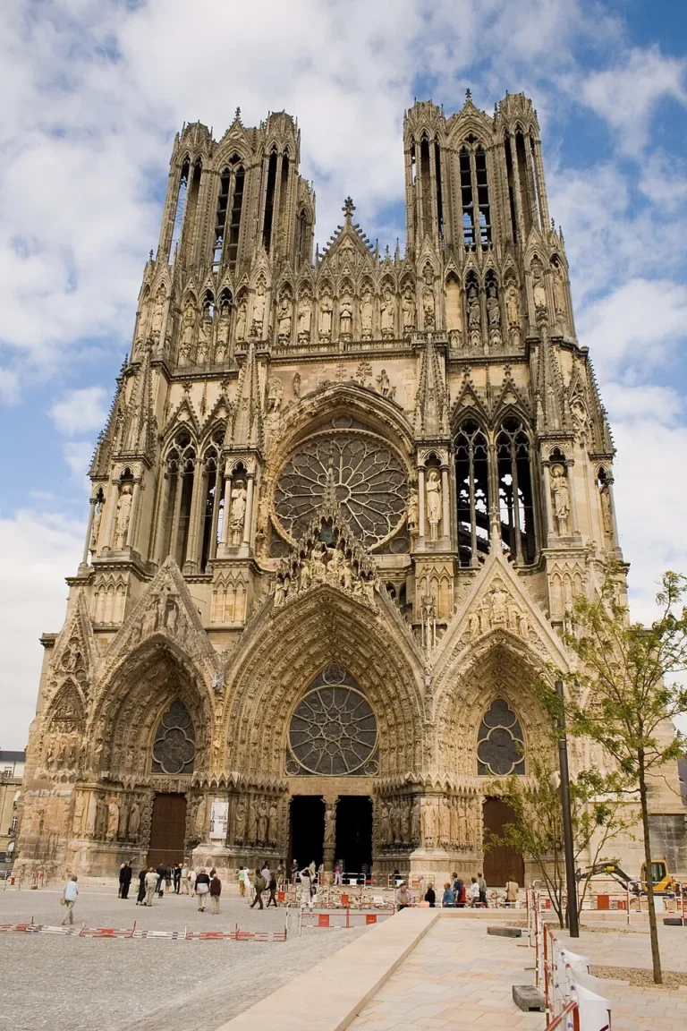 Façade de la cathédrale Notre-Dame de Reims vue du parvis