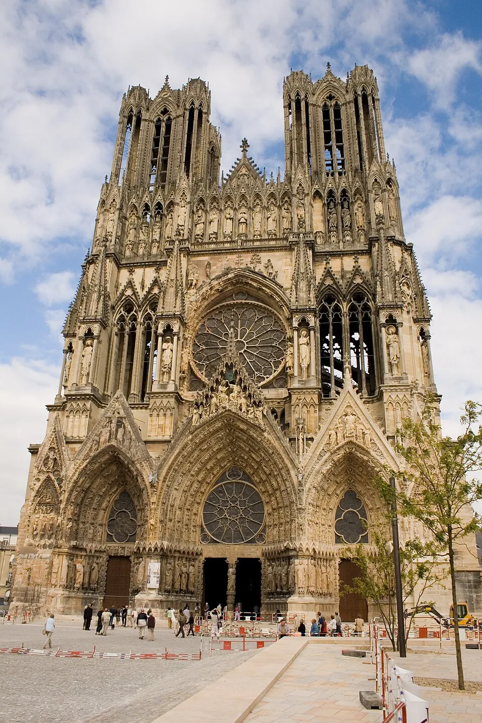 Façade de la cathédrale Notre-Dame de Reims vue du parvis