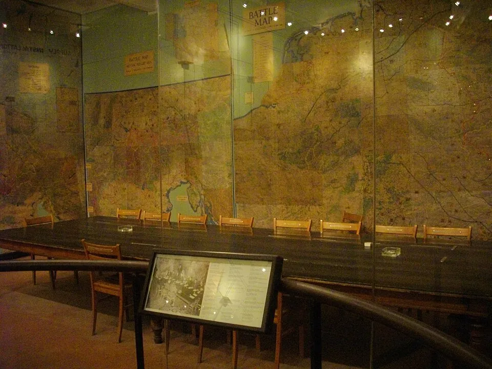 Salle des cartes du musée de la Reddition à Reims